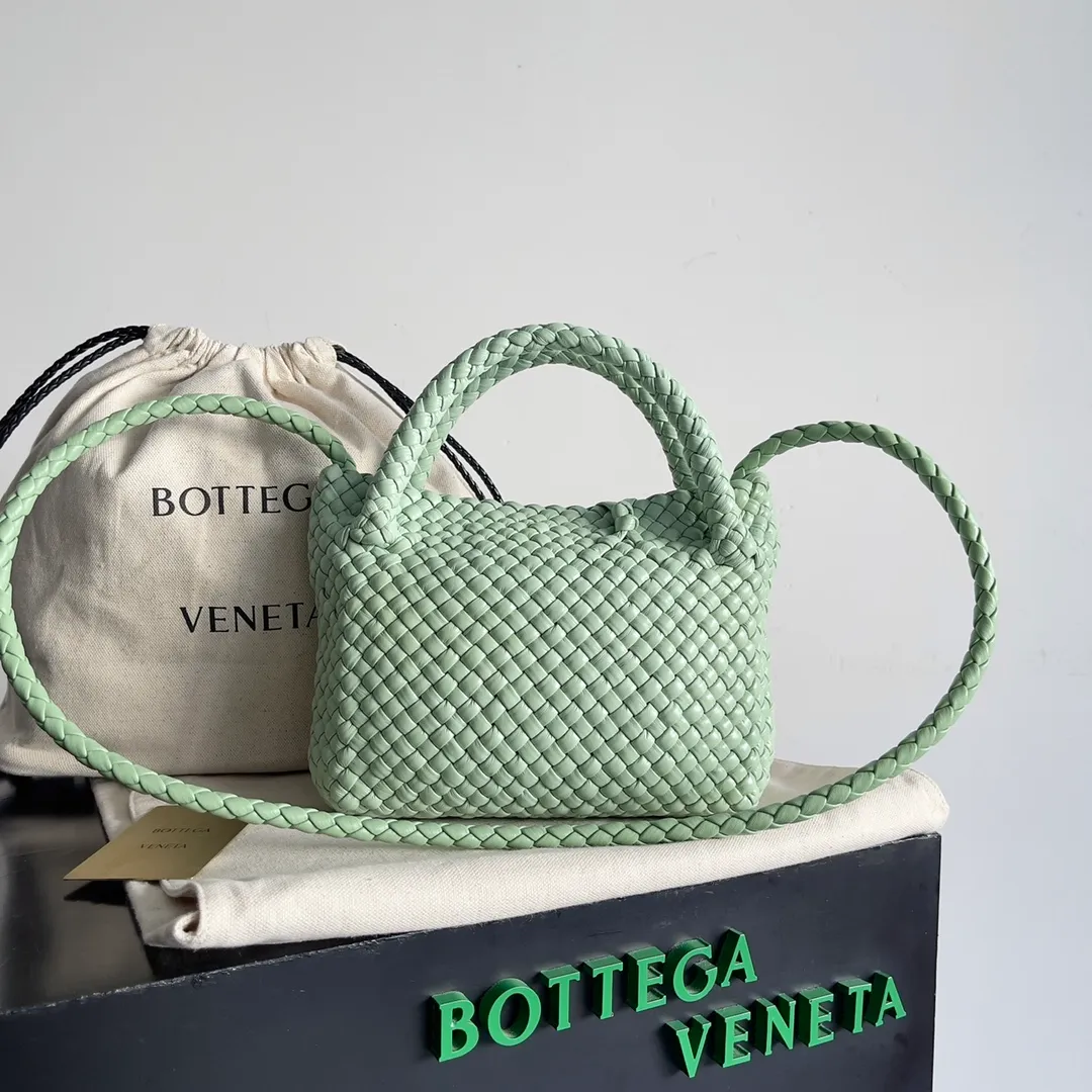 Batch 3760 BV collectible small woven handbags are really YYDS!! Bottega Veneta’s most classic small woven handbags are back! ! We use the highest quality leather with the highest craftsmanship❤️ to create the most expensive works. We have created the Intrecciato leather weaving process❤️ This unique traditional exclusive leather weaving method has not only become our logo but also reflects the time-consuming and labor-intensive craftsmanship of our products❤️ The new TOSCA handbag must be a selection worth collecting🆕 Style number: 776755 Size: 20*15.5*7cm